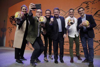 Los premiados, desde la izquierda, Maca de Castro, Paco Morales, Sergio Torres, Alberto Ferruz y Paolo Casagrande, con Martín Berasategui, en la gala de los Soles Repsol en San Sebastián.