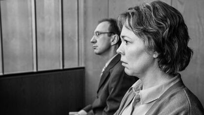 Olivia Colman y David Thewlis, en una escena del cuarto y último capítulo de 'Landscapers'.