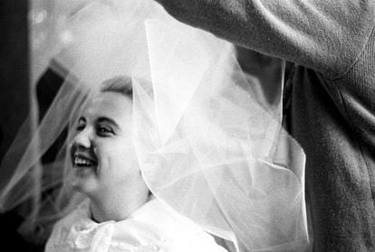 'Bride's preparations', photograph taken in Barcelona, ​​in 1963, belonging to the series 'Women's career with old-age insurance'. 