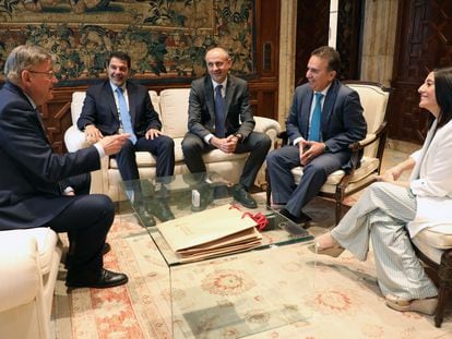El presidente de la Generalitat, Ximo Puig, y la consejera de Política Territorial, Rebeca Torró, con representantes de Ignis, este lunes.