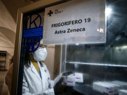 Cajas con dosis de la vacuna de AstraZeneca en un centro de vacunación en Roma, este martes.
