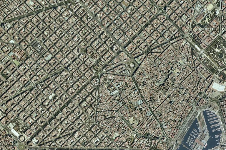 Vista aérea de los distritos barceloneses de Ciutat Vella i l'Eixample.