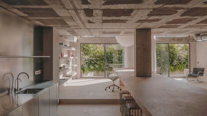 Panorámica de la planta baja del estudio de Andrés Reisinger diseñado por Isern Serra en Poble Nou, Barcelona.