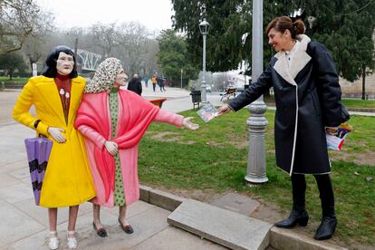 La candidata de Sumar Galicia a la presidencia de la Xunta, Marta Lois, bromea entregando propaganda electoral en la popular escultura de Las dos MarÃas, el 6 de febrero en Santiago de Compostela.