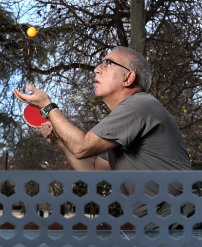 El periodista practica su saque en el parque de Berlín, en Madrid.