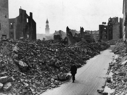 Una figura solitaria camina por Hamburgo tras el fin de la Segunda Guerra Mundial, en 1945.
