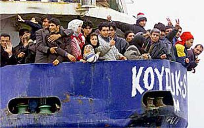 Unos 600 inmigrantes se hacinaban ayer en el barco que llegó a Italia.