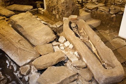Restos humanos hallados en una sepultura medieval de los sótanos de la Catedral de Santiago, que el Cabildo abre al público en abril.