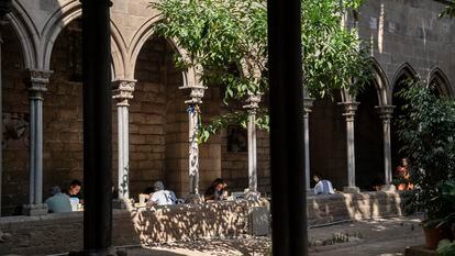 Patio del comedor social de Santa Ana, en el centro de Barcelona.