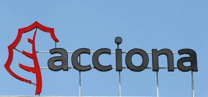 Logotipo de Acciona en su sede. 