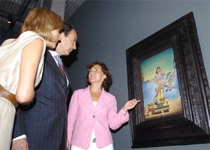 Zapatero y su esposa escuchan las explicaciones de la ministra de Cultura ante un cuadro de Dalí.