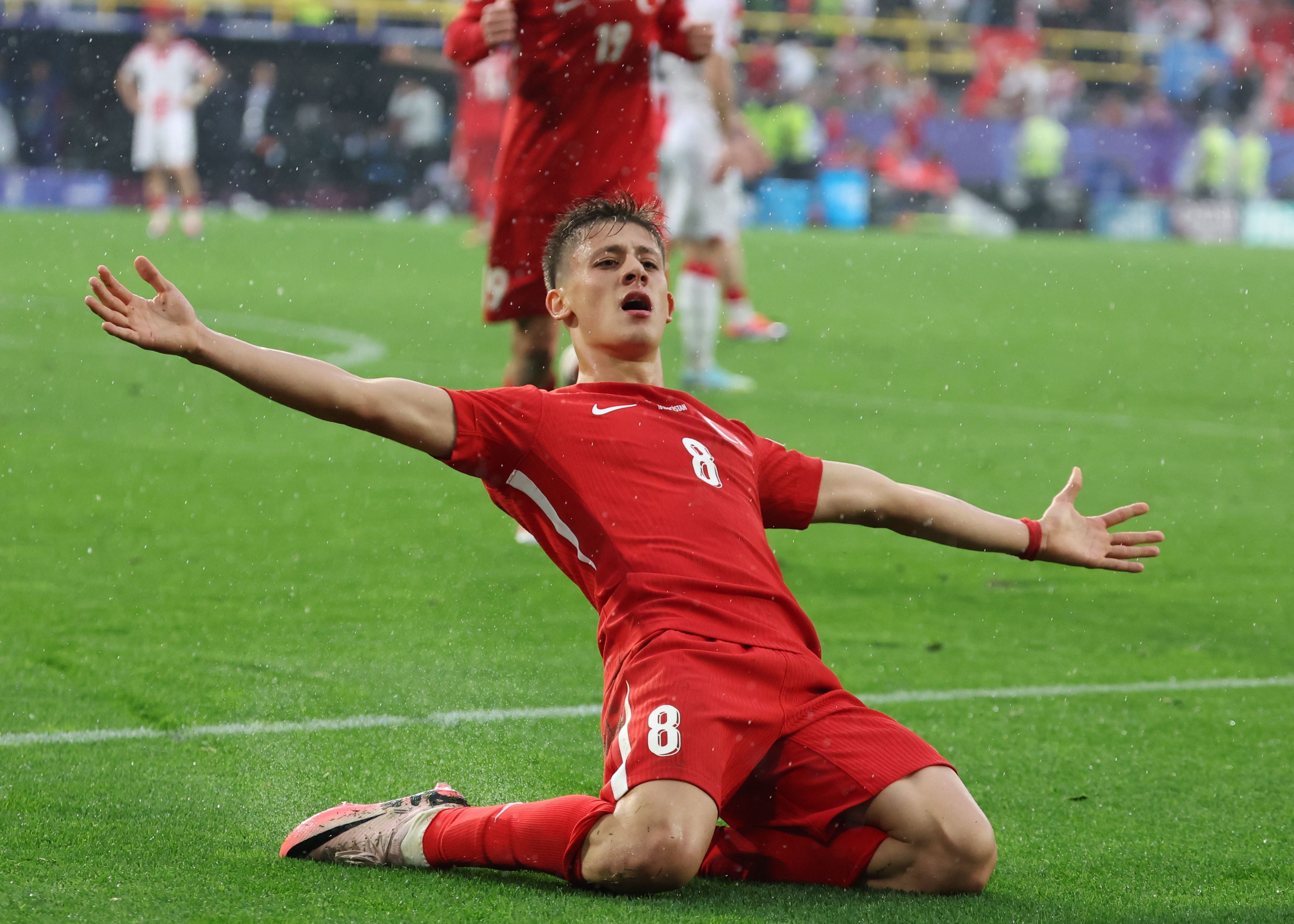 the-host-arda-g-ler-receives-his-idol-cristiano-ronaldo-euro-cup