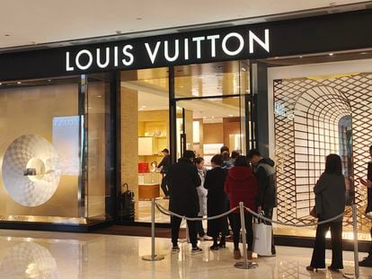 Un grupo de clientes hace cola frente a una tienda Louis Vuitton en Shanghai, el pasado 3 de febrero.