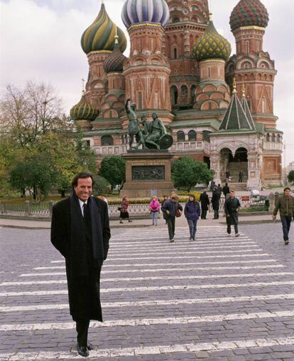 “Soy el cantante preferido de la juventud soviética”. ‘Protagonistas’ (Cadena Cope). Noviembre de 1983.
En la imagen, Julio Iglesias fotografiado con la Plaza Roja de Moscú al fondo.