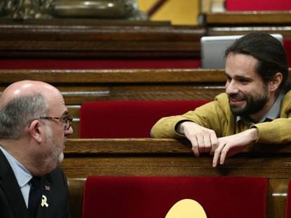 Eduard Pujol, el portavoz de Junts per Catalunya (der.) conversa con el diputado de ERC, Gerard Gómez del Moral en el Parlament