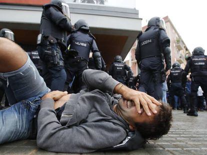 Un herido durante las cargas policiales del 1 de octubre de 2017, en Cataluña. En vídeo, un resumen en cuatro minutos de lo ocurrido esa jornada.