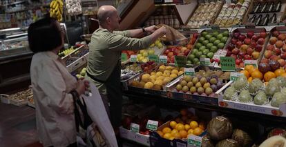 Puesto de frutas en un mercado municipal