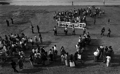 Miembros de Gesto por la Paz reclaman en 1996 en la playa de Zarautz la liberación de José Antonio Ortega Lara.