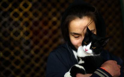 Daria, de 22 años, editora de vídeo en un canal de televisión, junto a su gata 'Kitsuna'.
