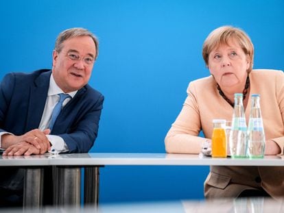 El candidato conservador y presidente de Renania del Norte-Westfalia, Armin Laschet, junto a la canciller Angela Merkel durante un encuentro de la CDU en Berlín el 13 de septiembre.