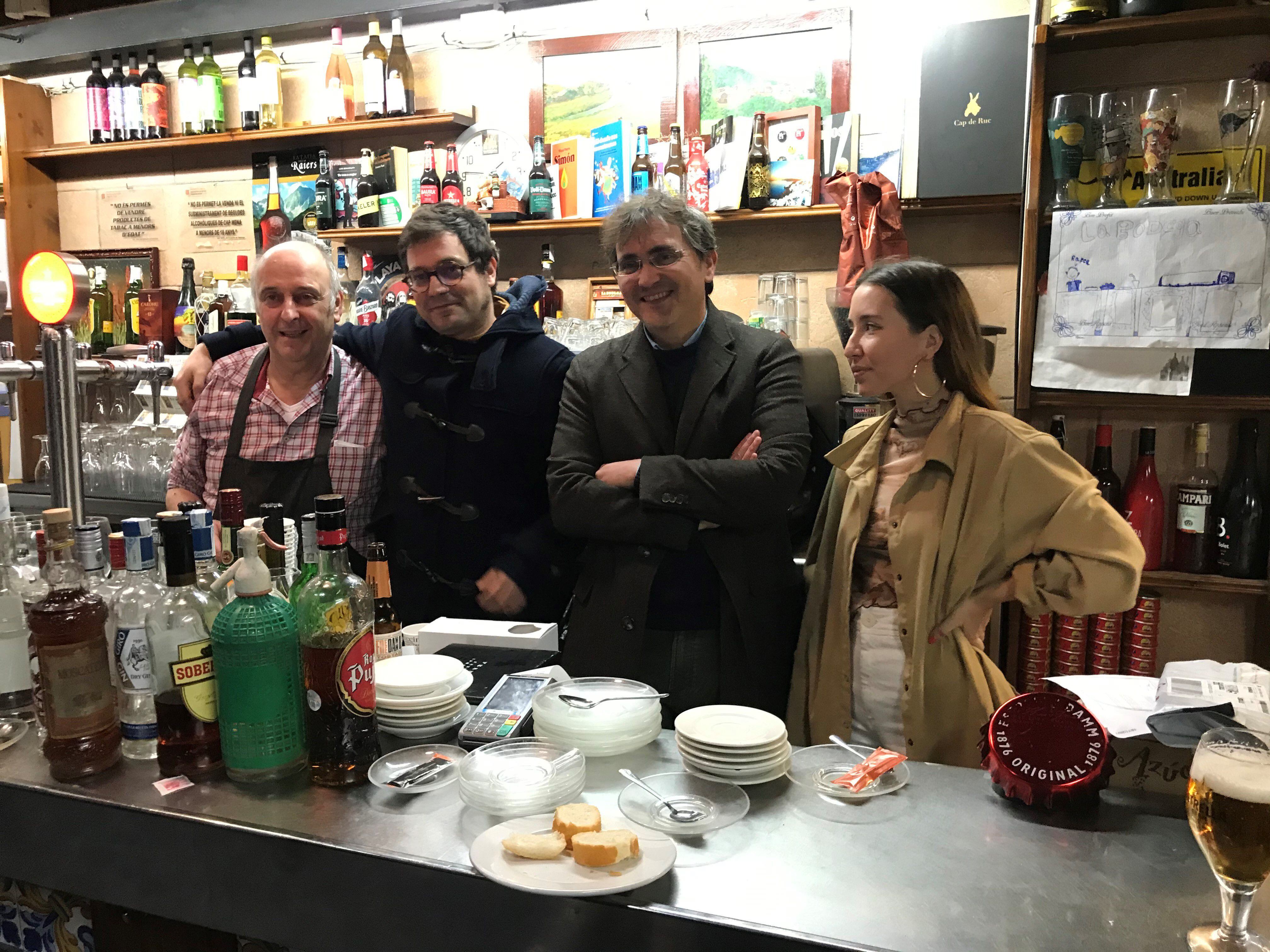Anna Pacheco, Gonzalo Torné y Miqui Otero, que abraza al propietario de La Bodega d'en Rafel, en la presentación del libro 'Allí donde nos encontramos', en Barcelona.