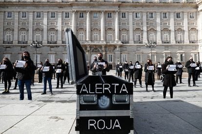 Convocados por el movimiento Alerta Roja, varias trabajadores de espectáculos y  eventos realizan performance y portan pancartas frente al Palacio de Oriente para protestar por "la agonía que padece" su sector debido al covid en Madrid.