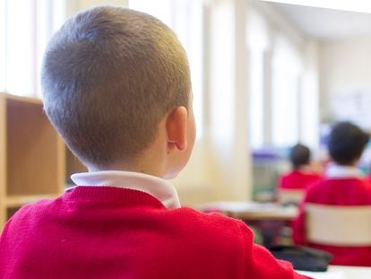 Alumnos de primaria asistiendo a clases presenciales en un aula.