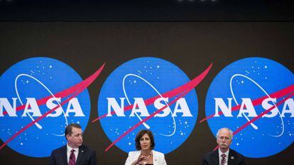 De izquierda a derecha, Jeff DeWit, Robyn Gatens y el delegado para la exploración humana de la NASA, Bill Gerstenmaier, hoy en Nueva York.