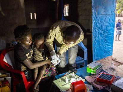 Un sanitario realiza la prueba de la malaria a un peque&ntilde;o en la Rep. Dem. del Congo.