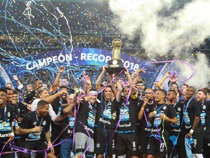 Gremio de Porto Alegre alza la Recopa Sudamericana tras vencer por penales en la segunda final a Independiente de Avellaneda.