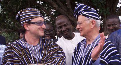 Bono y Paul O'Neill en Ghana, el 22 de mayo de 2002.
