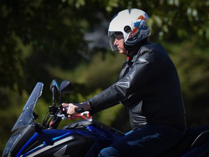 El presidente brasileño, Jair Bolsonaro, conduce su motocicleta por las calles de Brasilia, el domingo.