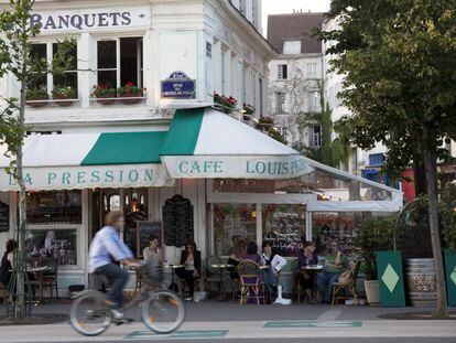 Un café en el Quai de L'Hotel de Ville, en Le Marais (París).