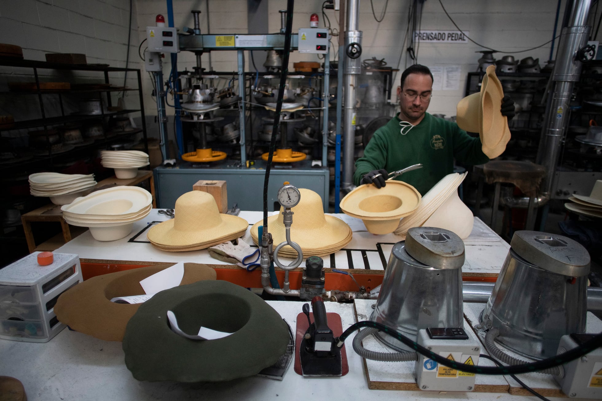Fernández y Roche: El viaje de un sombrero desde una fábrica de Sevilla ...