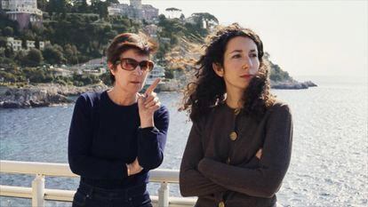 La escritora francesa Christine Angot, con su hija Léonore, en el documental 'Une famille', presentado en la Berlinale.