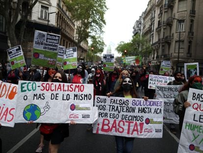 Integrantes de la Red Ecosocialista durante una manifestación para detener el cambio climático, en Buenos Aires.