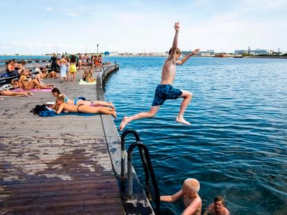 Un grupo de personas se baña en un embarcadero cerca de Copenhague (Dinamarca), el pasado 22 de junio.