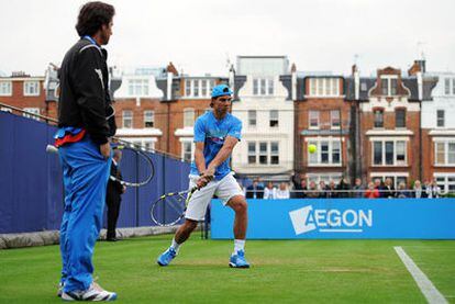 Rafael Nadal, ayer, en su primer contacto con la hierba con vistas al torneo Queen&#39;s, preparatorio para el de Wimbledon.