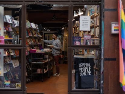 Un cliente en la librería "Cómplices" este miércoles en Barcelona.