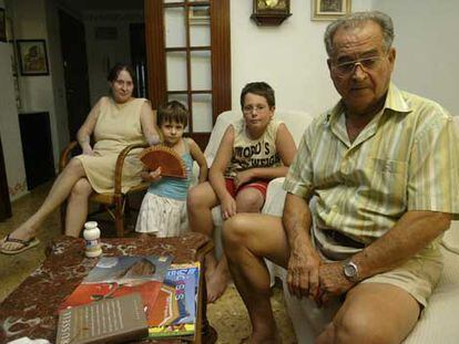 Cuatro de los ocho miembros de la familia Ripoll afectados por la salmonela se recuperan en su casa de Valencia.