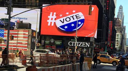 Un cartel publicitario anima al voto en Nueva York.