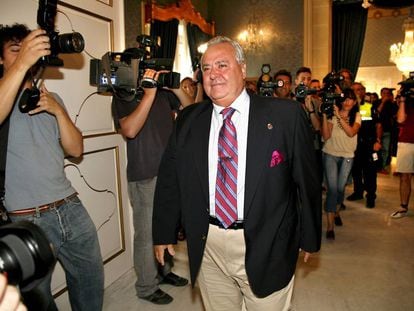 El ex alcalde de Alicante, Luis Díaz Alperi, tras un pleno municipal. 
