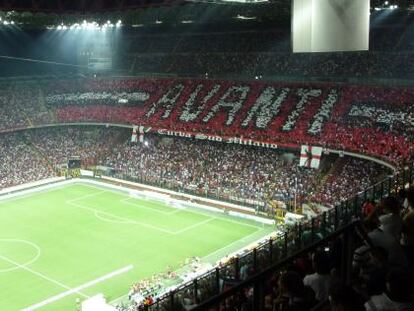 Estadio de San Siro, durante un derbi Milan-Inter.