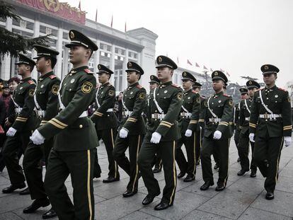 Varios soldados marchan por la plaza de Tiananmen, en Pek&iacute;n, d&iacute;as antes de la apertura de la sesi&oacute;n anual de la Asamblea Nacional Popular (ANP).