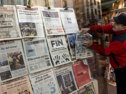 Un kiosko en San Sebastián con las portadas que anuncian el fin de ETA en 2011.