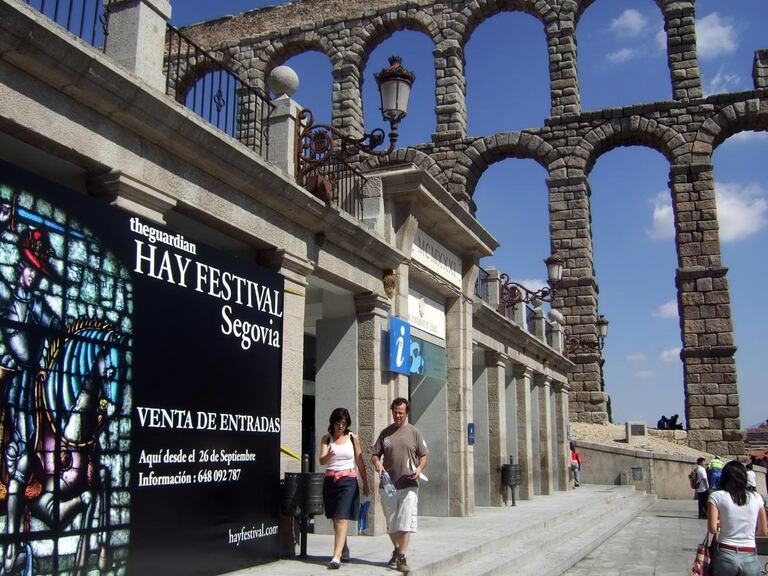 Cartel del Hay Festival de Segovia con el acueducto al fondo foto de promocion.