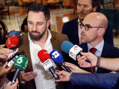 El líder de Vox Santiago Abascal, hace declaraciones en presencia de su cabeza de lista al Parlamento Europeo, Jorge Buxadé.