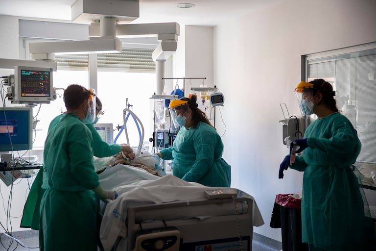 Varios sanitarios atienden a un paciente infectado de covid-19 en la UCI del hospital de Torrejón de Ardoz, este martes.