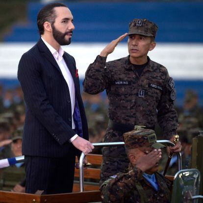 El presidente de El Salvador, Nayib Bukele, junto al ministro de Defensa, René Merino