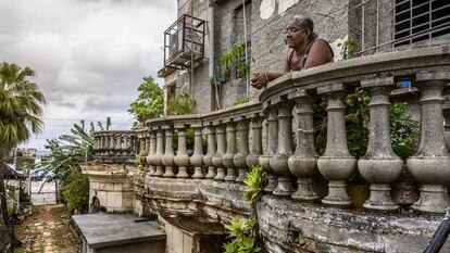 Julia Bárbara Bauzá, hija del mecánico de Flor Loynaz, que lleva 60 años viviendo en la casona de El Vedado.